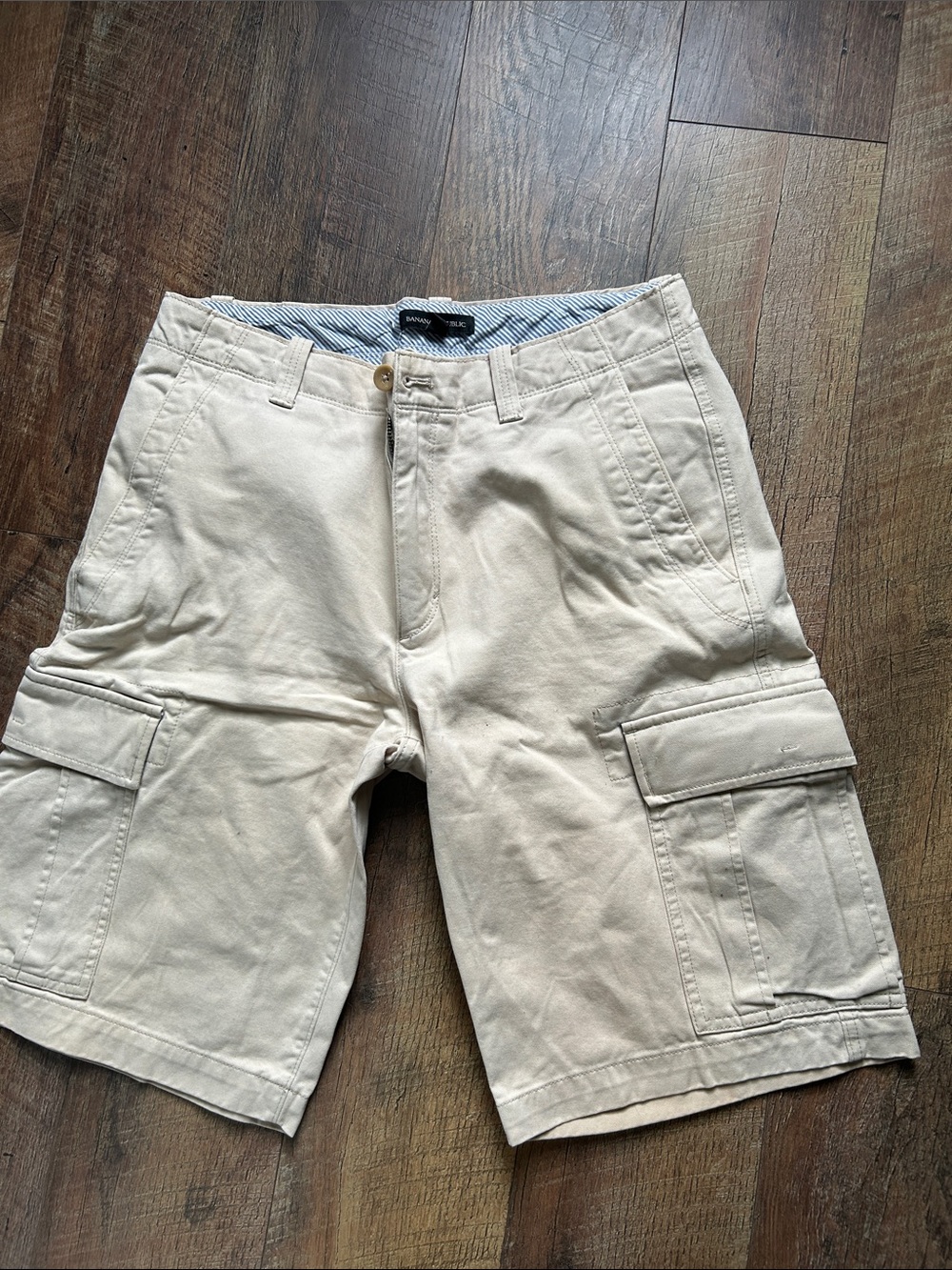 Banana Republic Men's Cargo Shorts in Light Beige